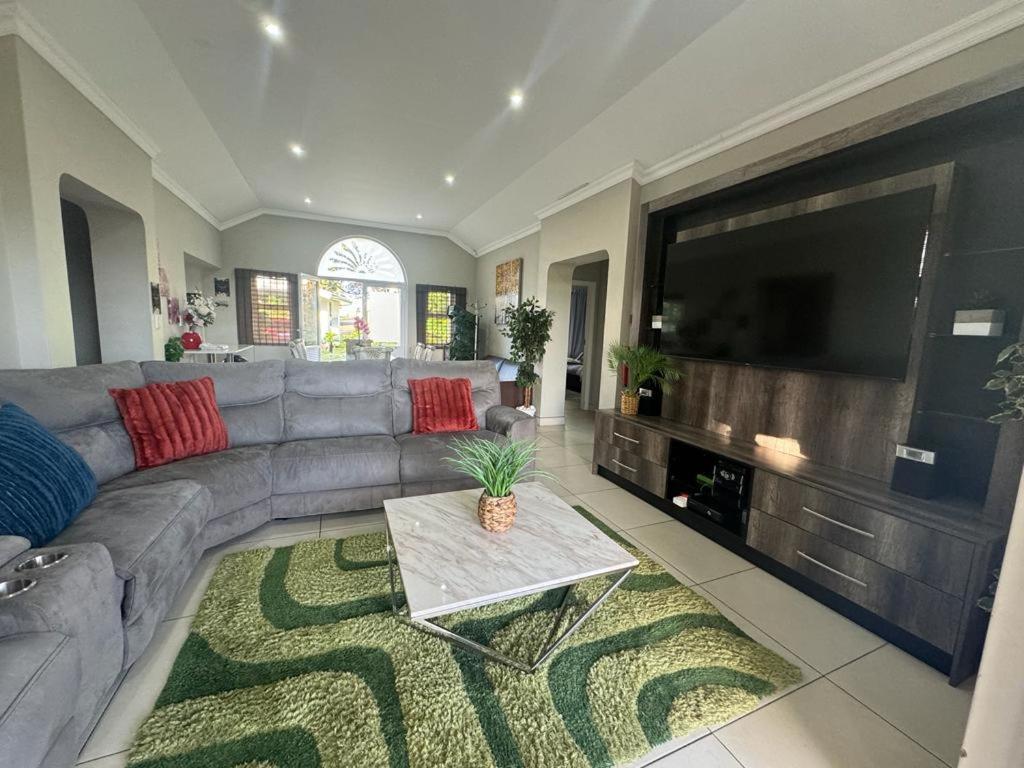Villa Caylee Caribbean Estates - Ultra-Luxurious - Rimas Interiors Designs - Private Beachfront Escape - Premium Serviced For 8 Guests Port Edward Ngoại thất bức ảnh